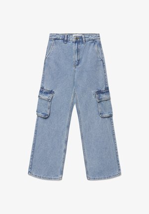 Jasnoniebieskie szerokie spodnie cargo z denimu z przednimi kieszeniami, bocznymi kieszeniami z klapką, szlufkami na pasek i zapięciem na guzik w talii.