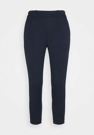 Pantalon bleu marine fabriqué dans un tissu lisse et extensible. Il présente une ceinture, des poches avant et une coupe jambes fuselées. Aucun motif ni accent visible.