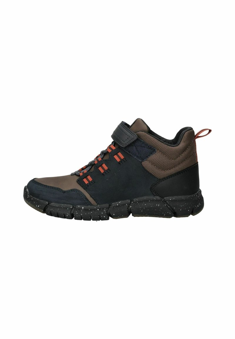 Scarpa sportiva alta con un mix di materiali marroni e neri, dettagli arancioni, una fascia in Velcro e una suola in gomma testurizzata.