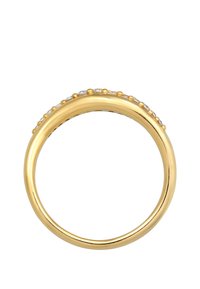 Goldfarbener Ring mit einem glatten Band, das kleine klare Edelsteine entlang der oberen Kante aufweist, rund und poliert gestaltet.