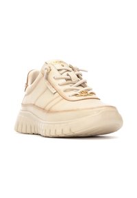 Zapatilla de cuero beige con una suela gruesa, con cordones a juego y un logotipo con acento dorado. Paneles laterales texturizados y detalles de costura.