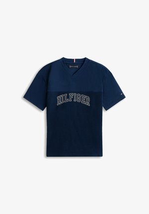 Navyblauw V-hals shirt met de tekst "HILFIGER" over de borst en een klein Tommy Hilfiger logo op de linkermouw.