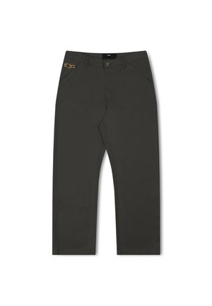 Olīvu zaļas bikses, izgatavotas no kokvilnas maisījuma. Tām ir taisnas kājas dizains un neliels zelta akcentu logo priekšpusē. Minimālistisks stils.