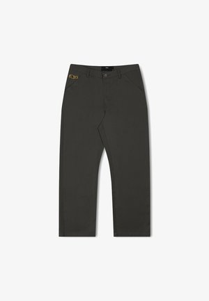 Olivové nohavice vyrobené z bavlneného zmesi. Disponujú rovnými nohami a nenápadným zlatým logom na prednej strane. Minimalistický štýl.