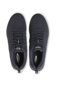 Dunkelblaue Sportschuhe mit einem Netzoberteil, flachen Schnüren und einem Zugschlaufe an der Ferse; sie verfügen über eine verstärkte Zehenkappe und einen gepolsterten Kragen.