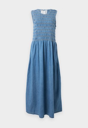 Vero Moda Curve, VMCNERINA SMOCK - Denimové šaty - medium blue denim
