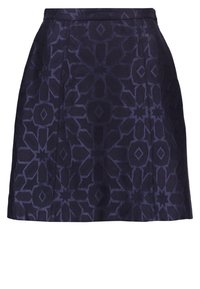 Tmavě námořnická áčková sukně s geometrickým vzorem, hladkým povrchem a jemným leskem, s úzkým pasovým lemem a bočními švy.