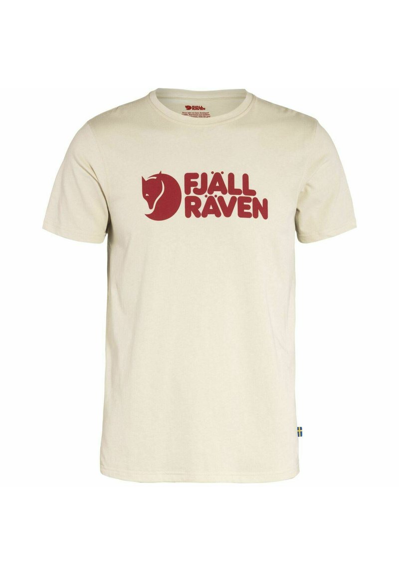 Lys beige bomull t-skjorte med en stor rød "FJÄLL RÄVEN" logo og et rev-emblem. Korte ermer og rund hals.
