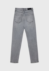 Jeans de mezclilla gris de corte slim, con cinco bolsillos, una etiqueta en la cinturilla y un dobladillo sin terminar. La tela tiene una superficie lisa y texturizada.