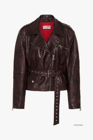 Μπουφάν μοτοσικλετιστή από σκούρο καφέ δέρμα με κεντημένα μανίκια, φερμουάρ μπροστά και τσέπες, ζώνη με μεταλλικά κουμπώματα και κόκκινη επένδυση με καπιτονέ.
