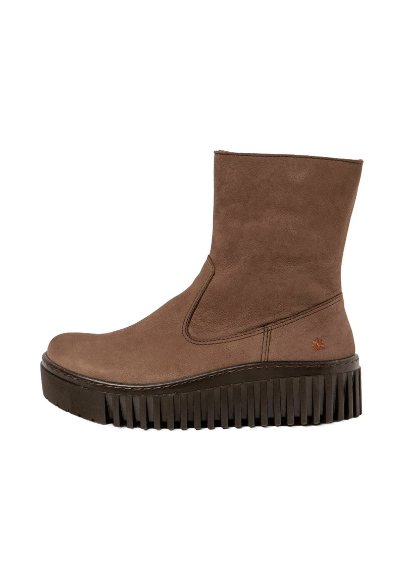 Botte en daim marron mi-mollet avec semelle crantée noire épaisse et petit logo brodé près du talon sur fond blanc.