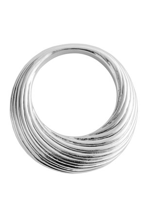 Srebrny masywny naszyjnik złożony z wielu gładkich, zakrzywionych, nakładających się na siebie obręczy tworzących grubą, okrągłą formę.