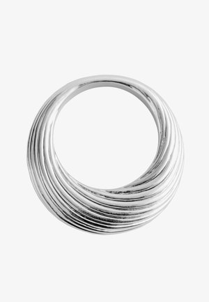 Srebrny masywny naszyjnik złożony z wielu gładkich, zakrzywionych, nakładających się na siebie obręczy tworzących grubą, okrągłą formę.