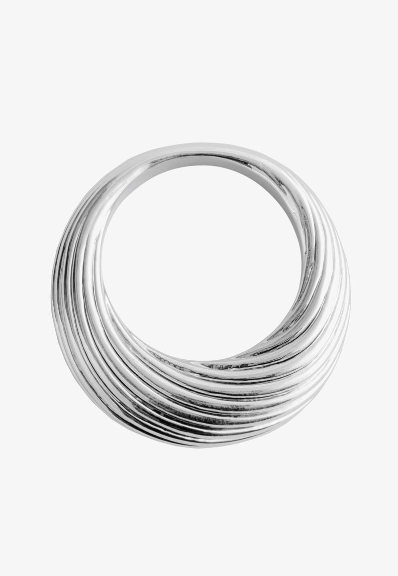 Collier en argent massif avec plusieurs bandes lisses, courbées et superposées formant une épaisse forme circulaire.