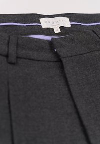 Schwarze Damenhose von Bugatti mit glatter Textur, dezenter lilafarbener Einfassung am Bund und einer Größenangabe von 36.