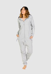 Grijze zip-up onesie met een capuchon, twee voorzakken en trekkoordaccenten. Gemaakt van zachte, knusse stof; strakke boorden aan de benen.