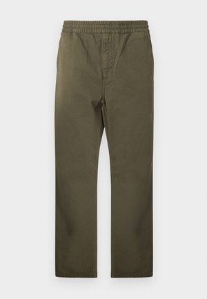 Olíva zöld egyenes szárú nadrág elasztikus derékpánttal és látható első varrással, fehér háttér előtt kiállítva.