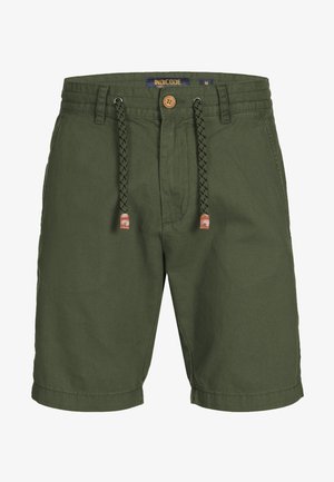 Olivgrüne kniehohe Herrenshorts mit vorderer Knopfleiste, Kordelzugbund und seitlichen Taschen.