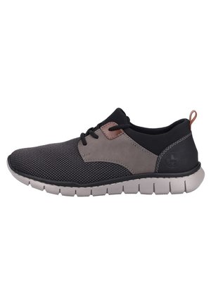 Baskets basses décontractées avec avant en mesh noir, partie médiane en daim gris, talon noir, semelle blanche segmentée et lacets noirs.