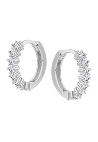 Srebrne kolczyki w kształcie obręczy z rzędem przezroczystych, migoczących kamieni wokół przedniej krawędzi, gładkie wykończenie metalu i zaokrąglony kształt.