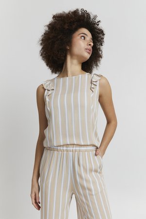 Beige stribet jumpsuit med lyseblå striber, der har rynkede skulderdetaljer og en elastisk talje, lavet af et struktureret stof.