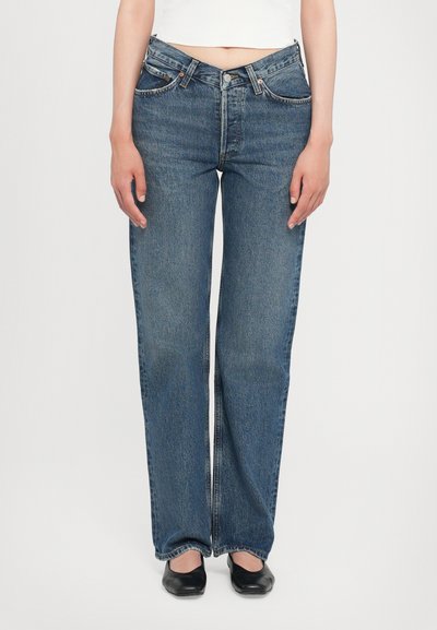 Blå denimjeans med en lige ben-design, høj talje og subtile slidmærker. Har klassisk fem-lomme styling og metalbeslag.