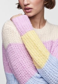 Pieces PCNAOMI O NECK  - Strikkegenser - pala/angel falls/pale banana