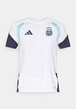 Camisola de futebol de manga curta branca com detalhes em azul marinho e ombros em azul claro. Apresenta o logo da Associação de Futebol da Argentina e a marca Adidas.