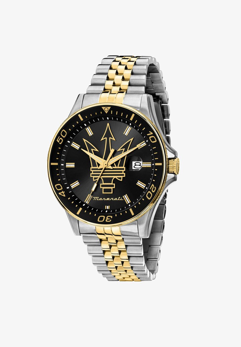 Montre Maserati avec un cadran noir et des accents dorés, un boîtier en acier inoxydable et un bracelet bicolore en maillons argentés et dorés.