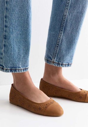 New Look Wide Fit, WIDE FIT TAN  LASER CUT BALLET PUMPS - Ballerines - tan