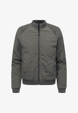 Grå bomberjacka med ribbstickade muddar och krage. Har dragkedja framtill och vadderad struktur. Inkluderar sidofickor och texturerade axeldetaljer.