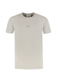 Lichtgrijze t-shirt van zacht katoen, met een klassieke ronde halslijn en een klein zwart "PURE PATH" tekstontwerp op de borst.