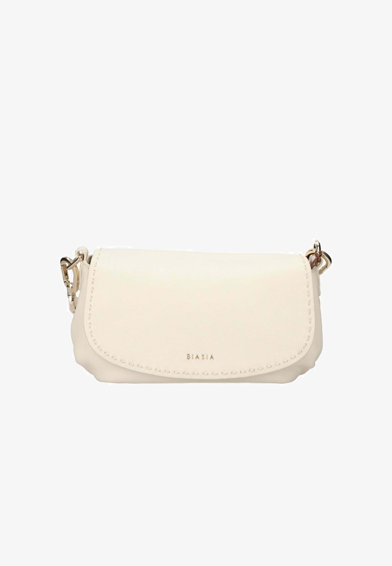 Bolso pequeño de hombro de cuero color blanco roto con cierre de solapa, costuras decorativas y cierres metálicos a cada lado.