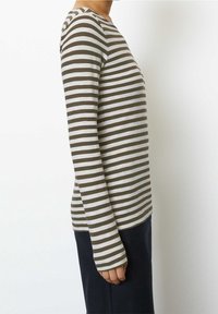 Långärmad skjorta i olivgrön med vita horisontella ränder, tillverkad av lättviktigt tyg, med rundad halsringning och avslappnad passform.