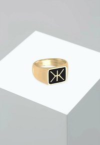 Anello d'oro con una pietra nera rettangolare caratterizzata da un design lineare; finitura in metallo liscia con una superficie lucida, dimensione conforme agli anelli standard.