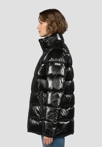 Schwarze Steppjacke mit glänzendem Finish, hohem Kragen und gestepptem Design. Verfügt über ein Logo auf dem linken Ärmel und seitliche Reißverschlusstaschen.