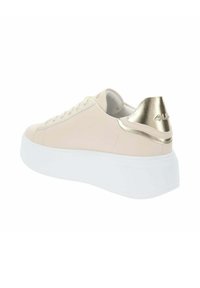 Des baskets beiges avec une tige en cuir lisse, un accent métallique doré au niveau du talon et une épaisse semelle en caoutchouc blanche.