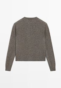 Maglione grigio lavorato a maglia con maniche lunghe, scollo a girocollo e orlo a coste. Tessuto morbido e design semplice con una silhouette aderente.