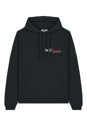 Čierna mikina s kapucňou vyrobená z mäkkej tkaniny, s prednou kapsou, sťahovacou kapucňou a grafikou "SWEET heart" v bielom a červenom texte.