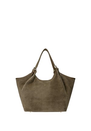 Grand sac cabas en daim marron avec double bandoulière et petit logo doré au centre devant.