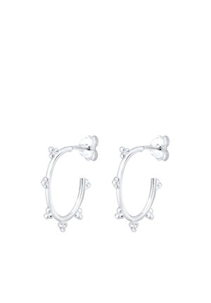 Boucles d'oreilles en argent avec une finition lisse, présentant des accents de perles rondes disposées uniformément le long du bord extérieur, conçues dans une forme ouverte.
