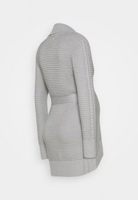 Ljusgrå stickad cardigan med sjalkrage, ribbat mönster, markerad midja och flätad detaljer längs ärmarna.
