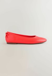 Rote synthetische Ballerinas mit abgerundetem Zehenbereich, flacher Sohle und einer kleinen Schleife an der Ferse. Glatte Textur mit minimalen Nähten.