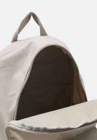 Nike Sportswear HERITAGE UNISEX - Mochila - stone/black/white