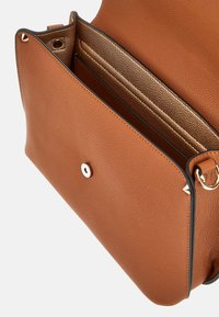 Borsa a tracolla in pelle marrone con una texture, dotata di un interno oro, con chiusura a scatto magnetico e scomparti interni per l'organizzazione.