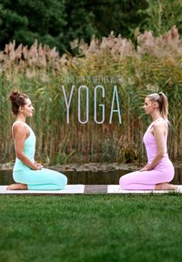 Due donne in ginocchio su tappetini da yoga vicino a uno stagno, vestite con abbigliamento attivo di colore blu chiaro e rosa, circondate da erba verde e alte piante nell'ambientazione.