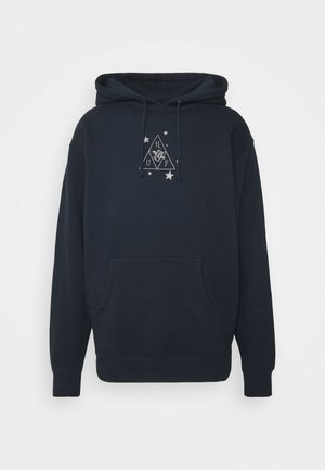 Ciemnogranatowa bluza z kapturem, przednią kieszenią i małym trójkątnym logo otoczonym gwiazdkami na piersi.