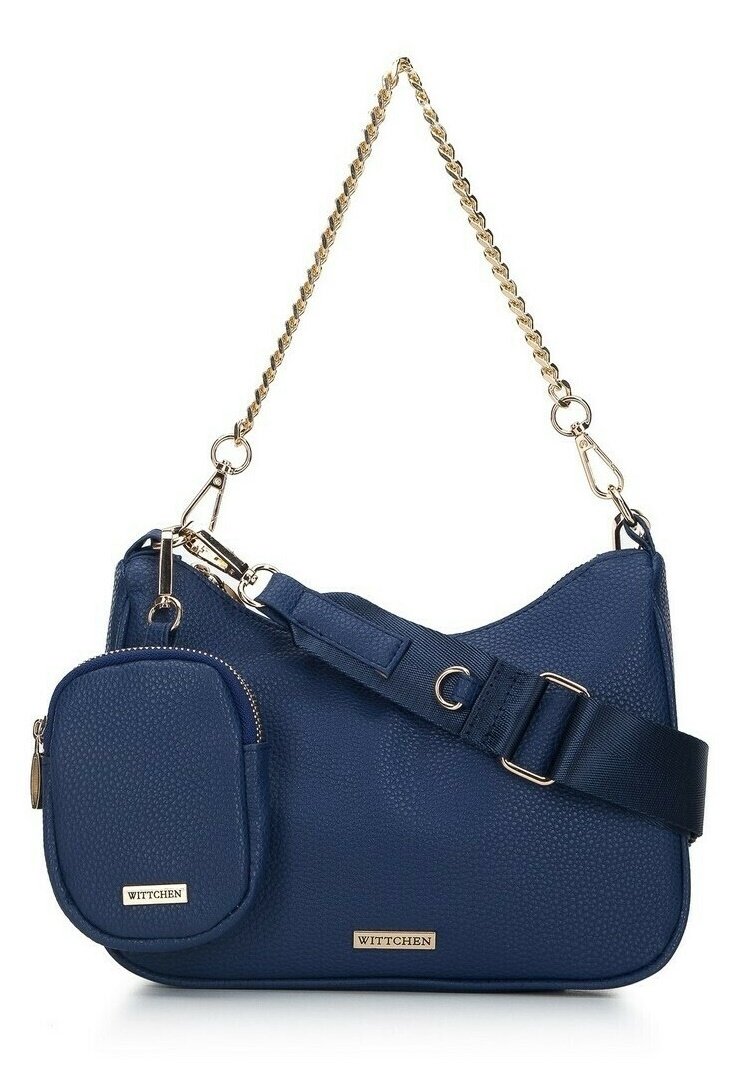 Sac à main texturé bleu marine avec une petite pochette détachable, une bandoulière en chaîne dorée et une bandoulière en tissu réglable. Logo de la marque visible.