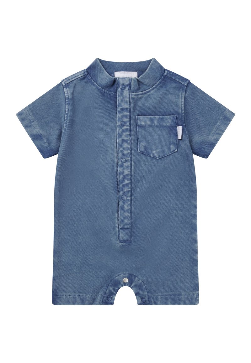 Denim korte mouwen rompertje in lichtblauw. Voorzien van een puntige kraag, knopen aan de voorkant en een opgestikte pocket. Drukknoopsluiting onderaan.