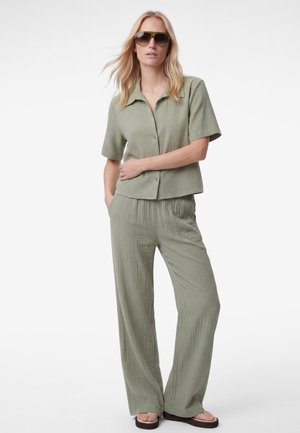 Koton, TEXTURED CROP SHIRT . - Overhemdblouse - khaki